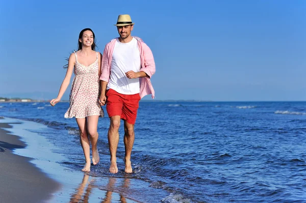 Deniz kıyısında yürüme Çift