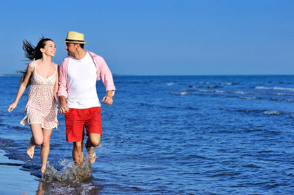 Couple walking on sea shore Royalty Free Stock Photos