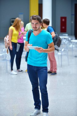 Grup öğrenci üniversite binada modern araçlar ile ayakta 