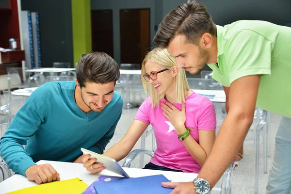 Groep Studenten Zitten Cafe Met Boeken Digitaal Tablet Zoek Naar — Stockfoto