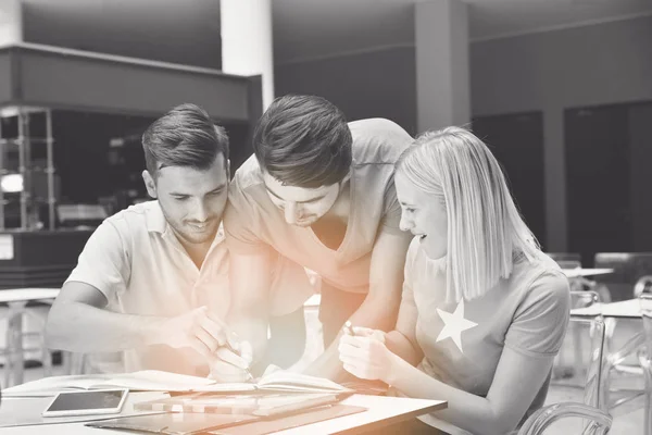 Studentengruppe Sitzt Mit Büchern Und Digitalem Tablet Café Und Schaut — Stockfoto