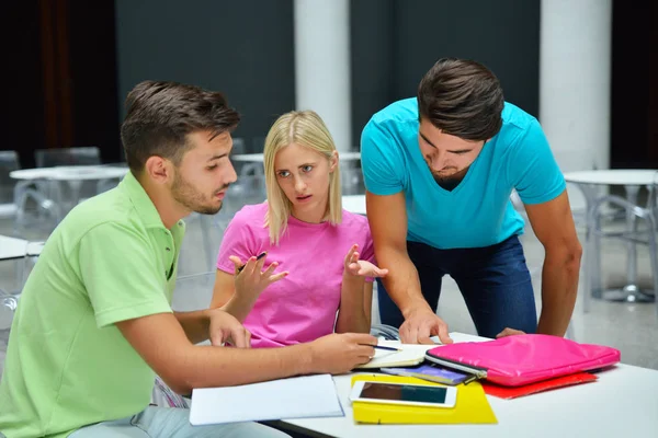 Studentengruppe Sitzt Mit Büchern Und Digitalem Tablet Café Und Schaut — Stockfoto