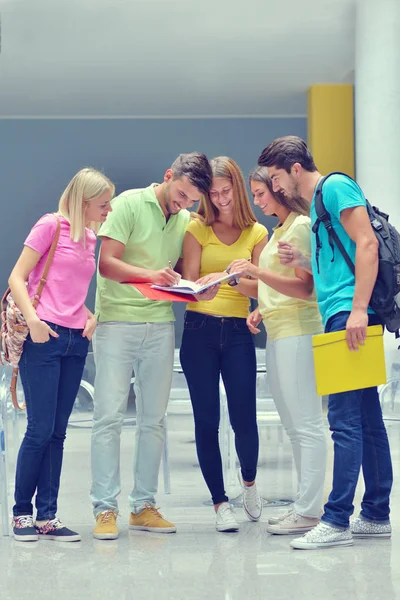 Studentengruppe Steht Mit Büchern Universitätsgebäude — Stockfoto