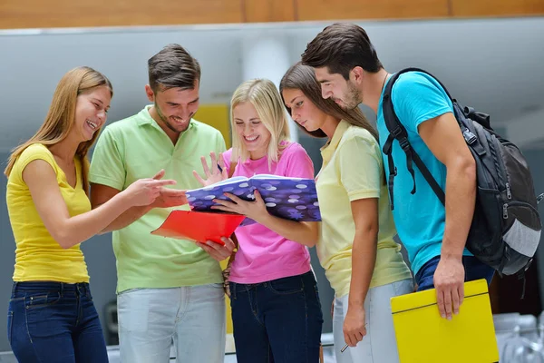 Grupo Estudiantes Pie Con Libros Edificio Universitario — Foto de Stock