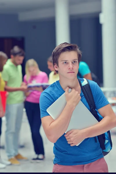 Grupa Studentów Stojący Nowoczesnych Gadżetów Książek Budynku Uniwersytetu — Zdjęcie stockowe