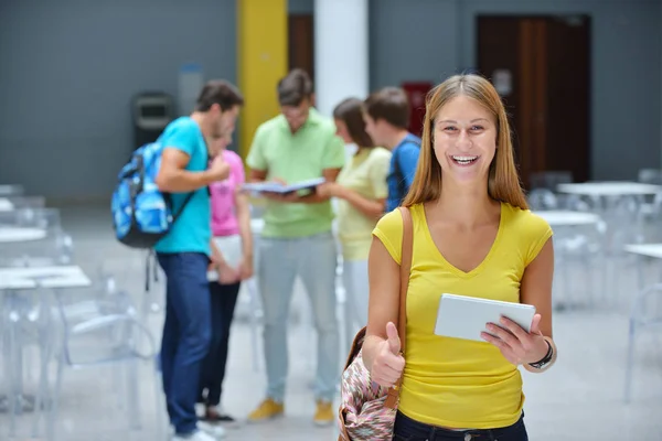 Grupa Studentów Stojąc Nowoczesnych Gadżetów Budynku Uniwersytetu — Zdjęcie stockowe