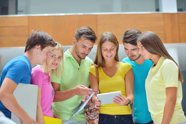 Groep Studenten Met Moderne Gadgets Universiteitsgebouw Permanent — Stockfoto