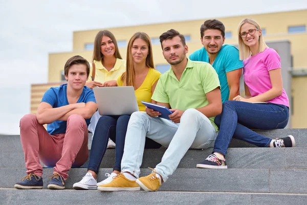 Grupo Estudantes Sentados Escadas Com Gadgets Modernos Edifício Universitário Segundo — Fotografia de Stock