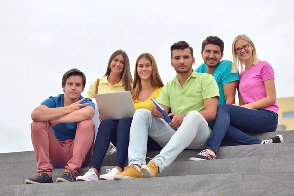Tiro Grupo Estudantes Universitários Sorridentes Olhando Para Someth — Fotografia de Stock