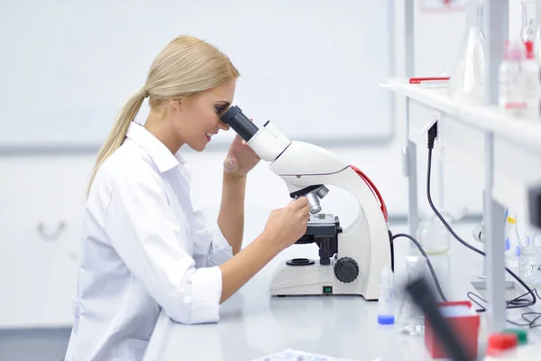 Retrato Joven Científico Usando Microscopio Laboratorio — Foto de Stock