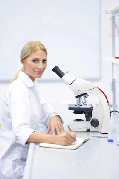 Retrato Joven Científico Usando Microscopio Laboratorio — Foto de Stock