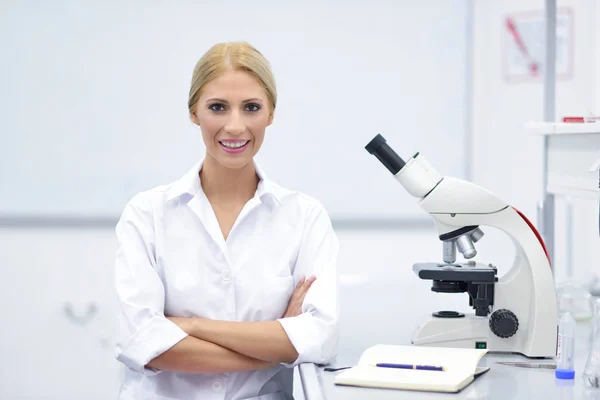 Portret Młodego Naukowca Pomocą Mikroskopu Laboratorium — Zdjęcie stockowe