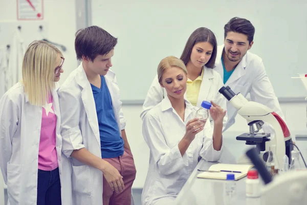 Grupa Studentów Pracujący Laboratorium — Zdjęcie stockowe