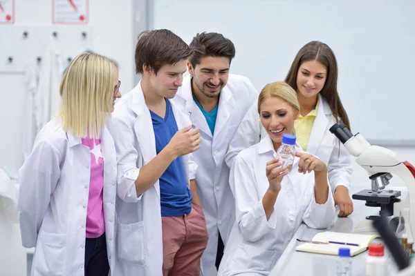 Grupa Studentów Pracujący Laboratorium — Zdjęcie stockowe