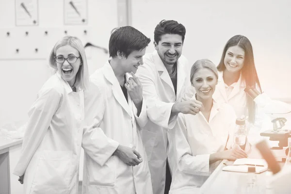 Groep Van Studenten Werken Het Laboratorium — Stockfoto