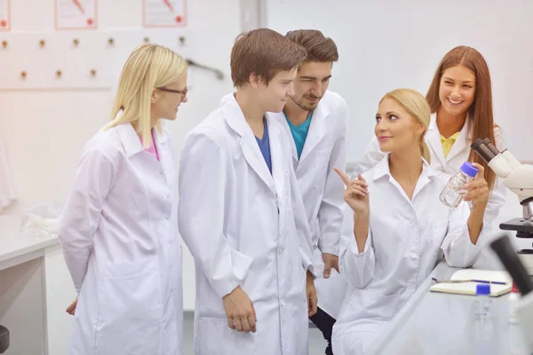 Grupo Estudiantes Que Trabajan Laboratorio — Foto de Stock