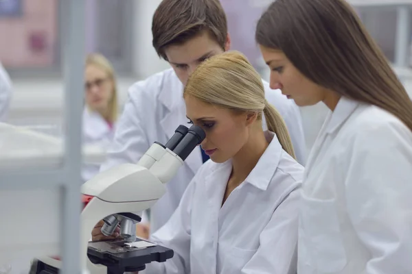 Grupo Estudiantes Que Trabajan Laboratorio — Foto de Stock