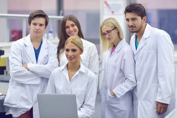 Gruppo Studenti Che Lavorano Laboratorio — Foto Stock