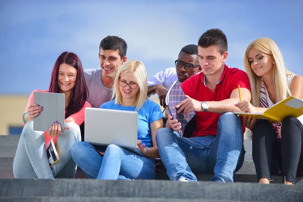 Aufnahme einer Gruppe lächelnder Universitätsstudenten, die auf irgendwas schauen. — Stockfoto