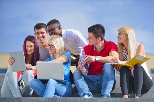 Знімок групи усміхнених студентів університету, які дивляться на когось — стокове фото