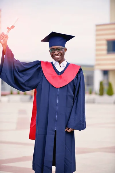 Портрет Щасливого Студента Чоловіка Стоїть Надворі Після Випуску — стокове фото