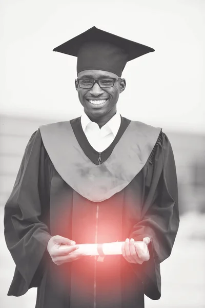 Портрет Щасливого Студента Чоловіка Стоїть Надворі Після Випуску — стокове фото