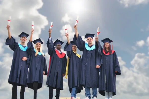 Educación, graduación y concepto de personas - grupo de pasantes felices —  Fotos de Stock