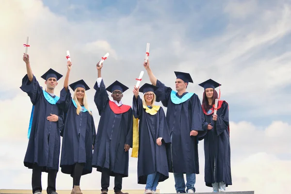 Educación, graduación y concepto de personas - grupo de pasantes felices — Foto de Stock