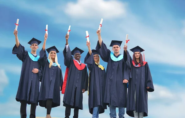 Educación, graduación y concepto de personas - grupo de pasantes felices —  Fotos de Stock