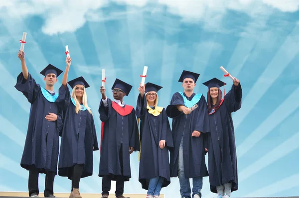 Εκπαίδευση, την αποφοίτηση και άνθρωποι έννοια - ομάδα ευτυχισμένος intern — Φωτογραφία Αρχείου