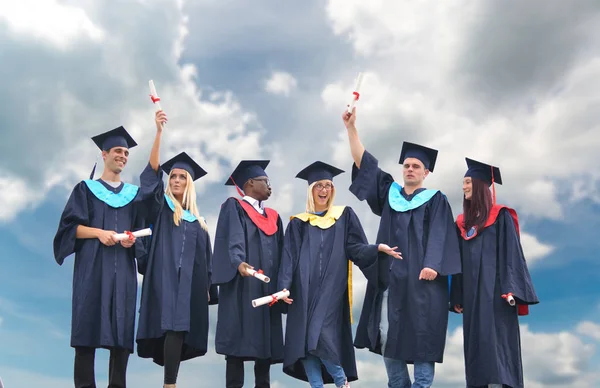 Educación, graduación y concepto de personas - grupo de pasantes felices — Foto de Stock