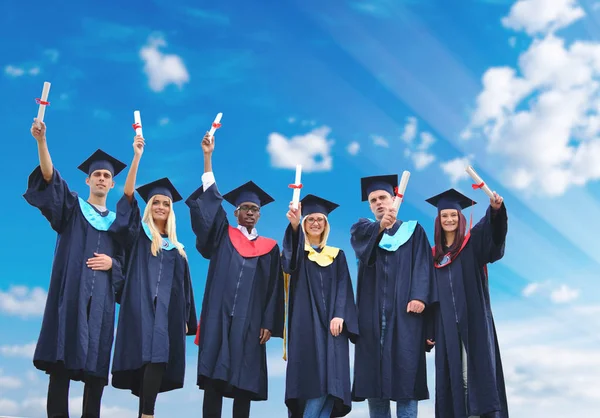 Onderwijs, afstuderen en mensen concept - groep van gelukkig intern — Stockfoto