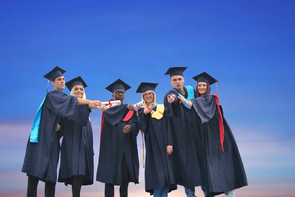 Educación, graduación y concepto de personas - grupo de pasantes felices —  Fotos de Stock