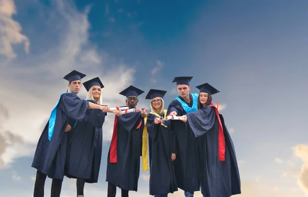 Educación, graduación y concepto de personas - grupo de pasantes felices —  Fotos de Stock