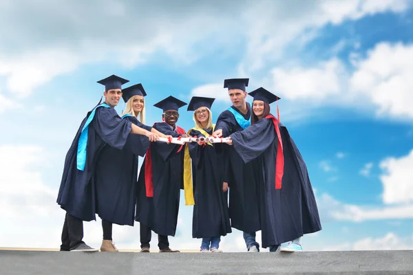 Educación, graduación y concepto de personas - grupo de pasantes felices — Foto de Stock