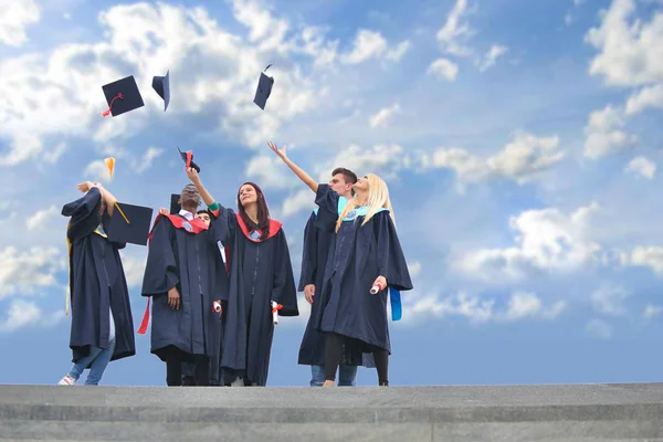 Educación, graduación y concepto de personas — Foto de Stock