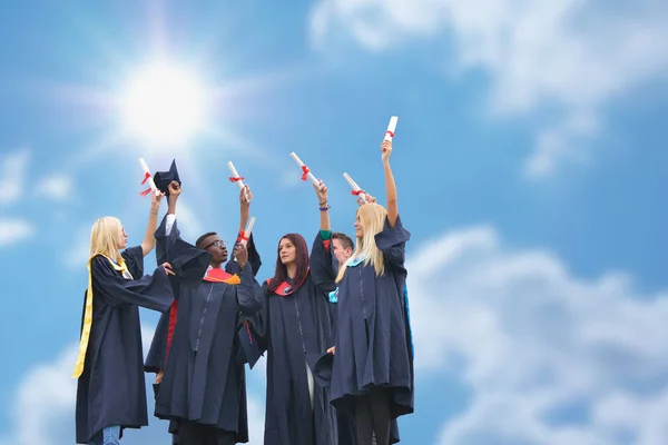 Onderwijs, afstuderen en mensen concept — Stockfoto