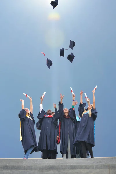 Educación, graduación y concepto de personas —  Fotos de Stock