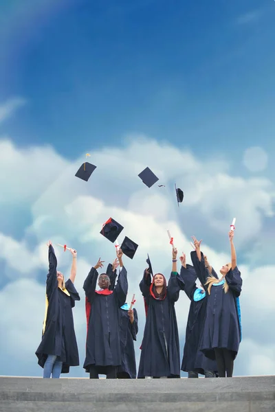 Educação, graduação e conceito de pessoas — Fotografia de Stock