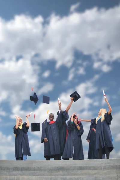 Koncept vzdělávání, maturitní a lidé — Stock fotografie