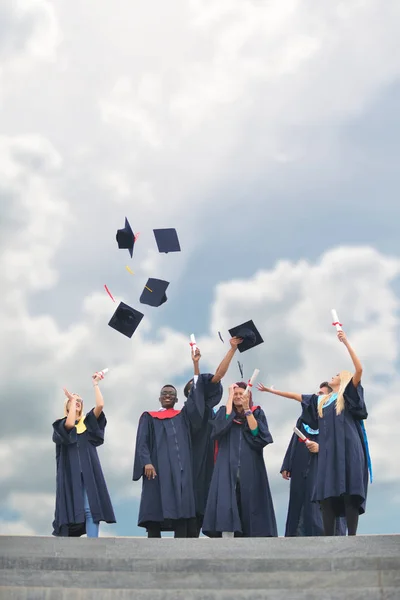 Koncept vzdělávání, maturitní a lidé — Stock fotografie