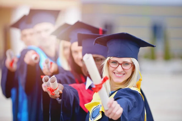 Grupp av mångkulturella universitet utexaminerade stående i rad — Stockfoto