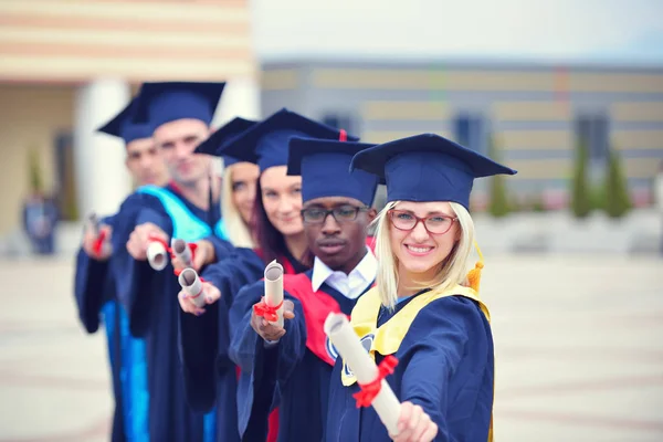 Csoport, a multikulturális Egyetem diplomások a sorban álló — Stock Fotó