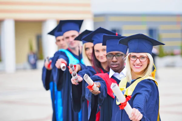 Csoport, a multikulturális Egyetem diplomások a sorban álló — Stock Fotó