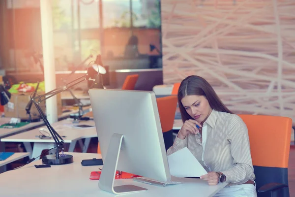 Diseñador trabajando en un nuevo proyecto en una oficina moderna — Foto de Stock