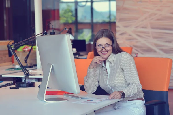 Kvinna som arbetar vid en dator på ett kontor — Stockfoto
