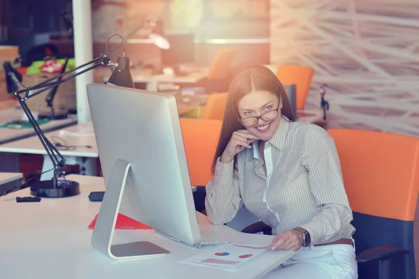 Diseñador trabajando en un nuevo proyecto en una oficina moderna — Foto de Stock