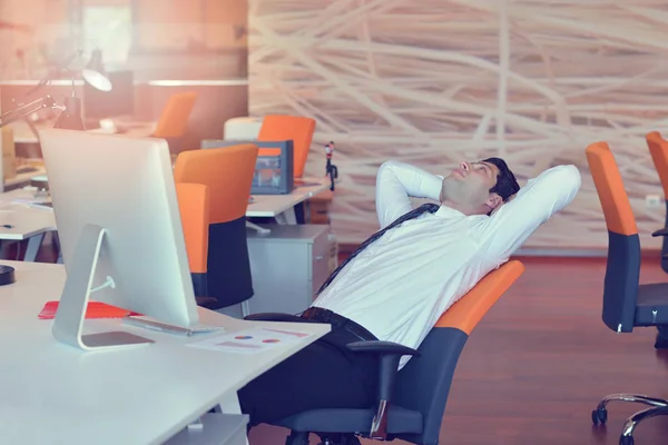 Человек расслабляется в кресле и наслаждается видом от офисного ветра — стоковое фото