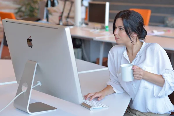 Woman working at computer in an office — Stock Photo, Image