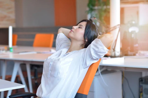 Donna che lavora al computer in un ufficio — Foto Stock